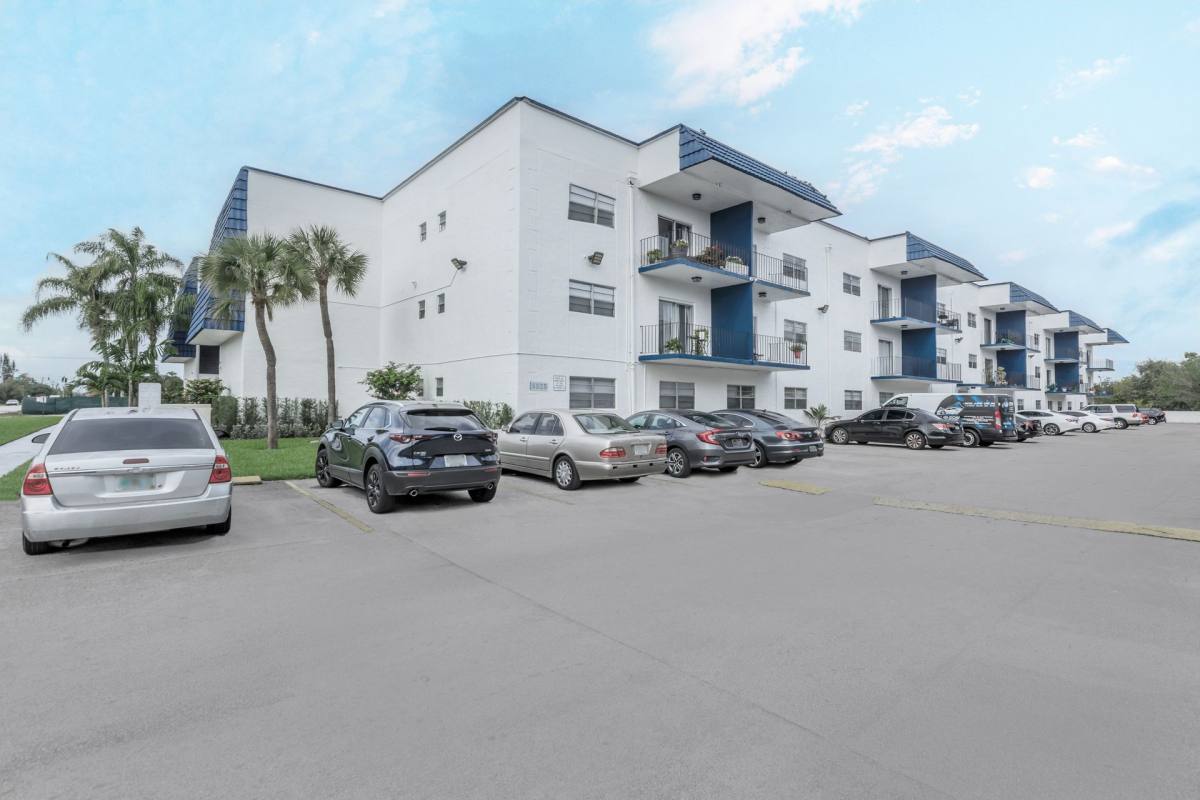 Apartment for rent at 5525 SW 41 St, Hollywood, FL 33023