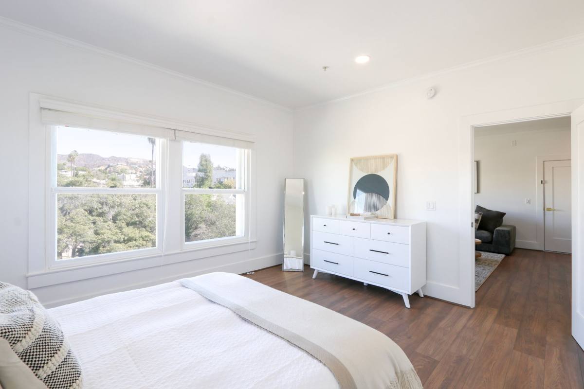 Apartment for rent at 6533 Hollywood Blvd, Los Angeles, CA 90028
