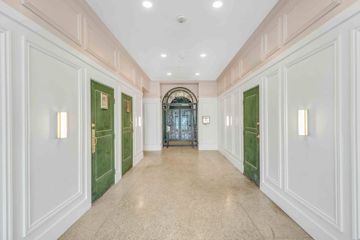 Apartment for rent at 6533 Hollywood Blvd, Los Angeles, CA 90028