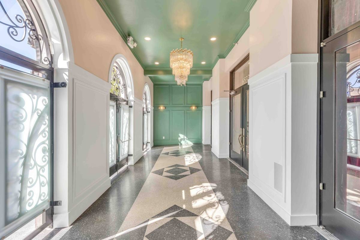 Apartment for rent at 6533 Hollywood Blvd, Los Angeles, CA 90028
