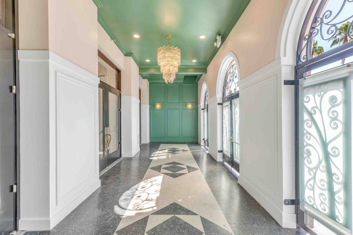 Apartment for rent at 6533 Hollywood Blvd, Los Angeles, CA 90028