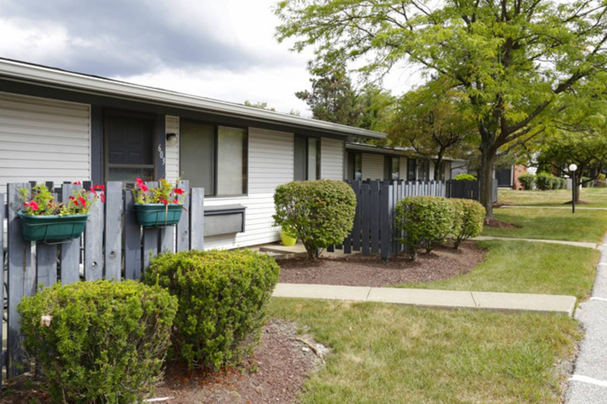 Apartment for rent at 100 Pine Ridge Dr, Oakdale, PA 15071