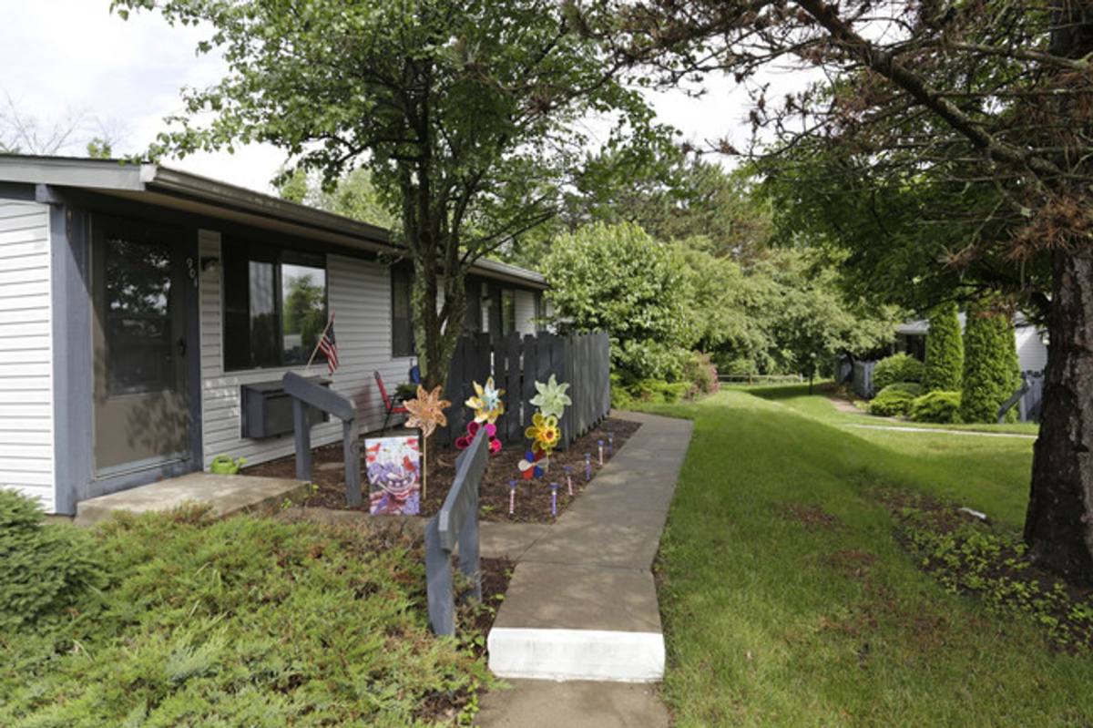 Apartment for rent at 100 Pine Ridge Dr, Oakdale, PA 15071