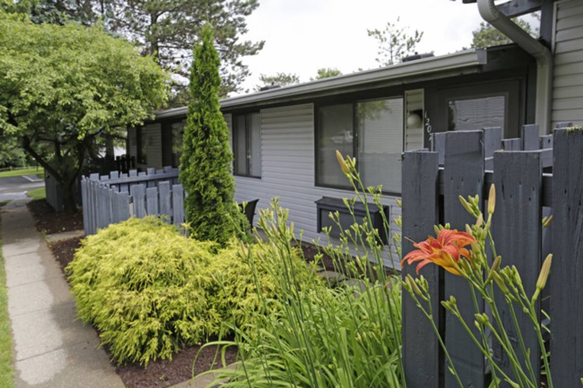 Apartment for rent at 100 Pine Ridge Dr, Oakdale, PA 15071