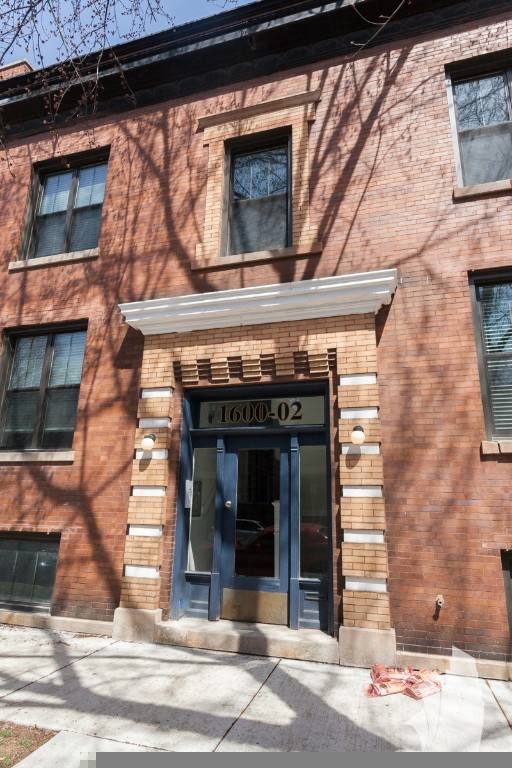 Apartment for rent at 1606 W Belle Plaine Ave #1, Chicago, IL 60613