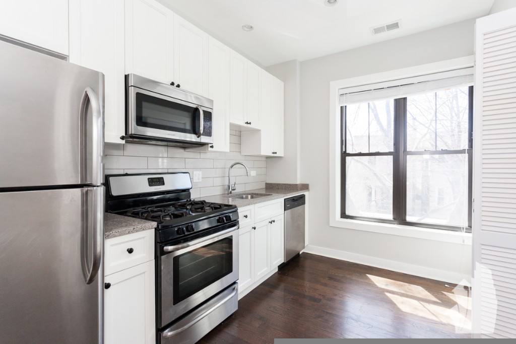 Apartment for rent at 1606 W Belle Plaine Ave #1, Chicago, IL 60613