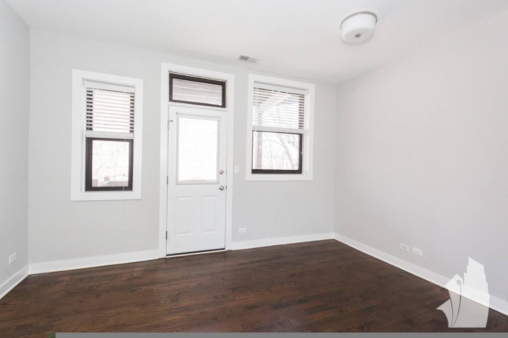 Apartment for rent at 1600 W Belle Plaine Ave #2, Chicago, IL 60613