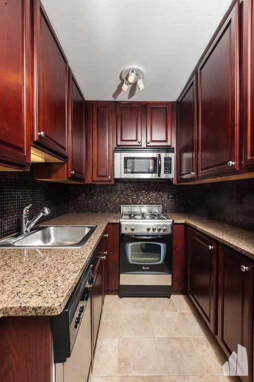 Apartment for rent at 1400 N Lakeshore Dr, Chicago, IL 60610