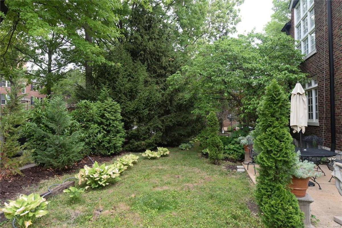 Apartment for rent at 7574 York, Saint Louis, MO 63105