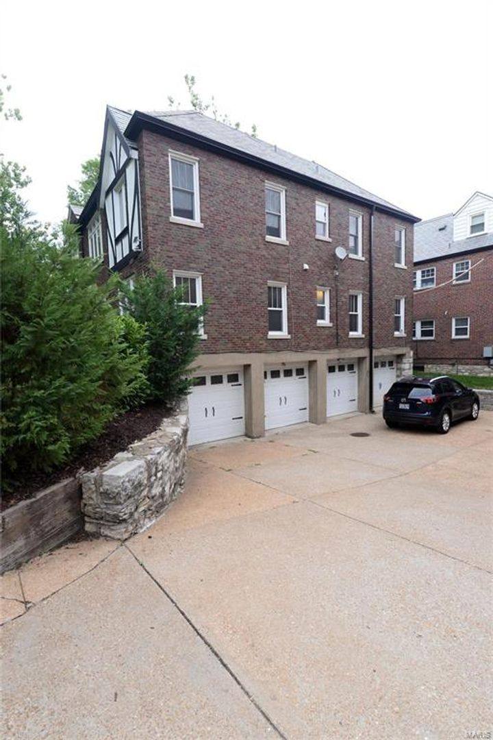 Apartment for rent at 7574 York, Saint Louis, MO 63105
