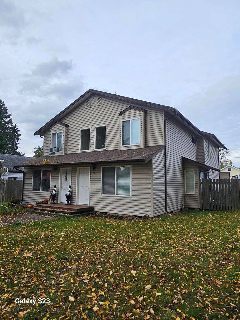 Apartment for rent at 550 & 556 G St, Blaine, WA 98230