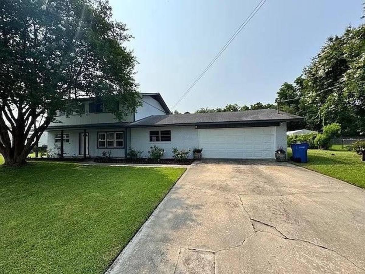 House for rent at 203 N Lake Dr, Brunswick, GA 31525