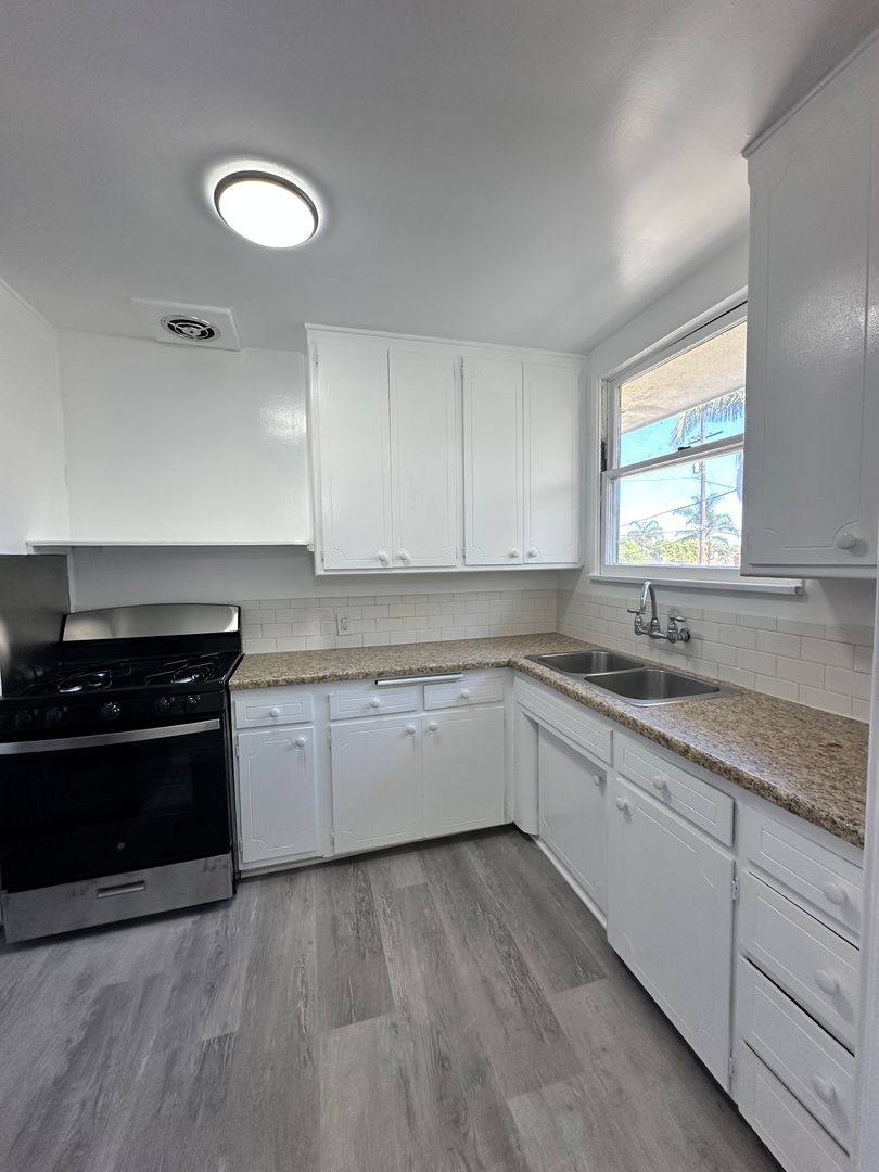 Apartment for rent at 5286 E Las Lomas St, Long Beach, CA 90815