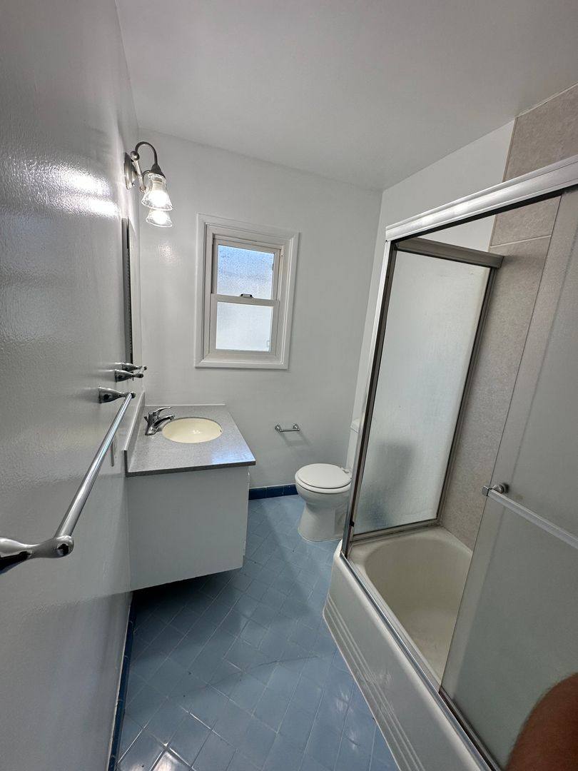 Apartment for rent at 5286 E Las Lomas St, Long Beach, CA 90815