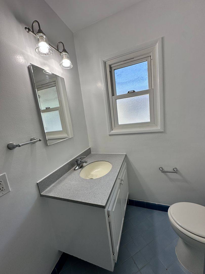 Apartment for rent at 5286 E Las Lomas St, Long Beach, CA 90815