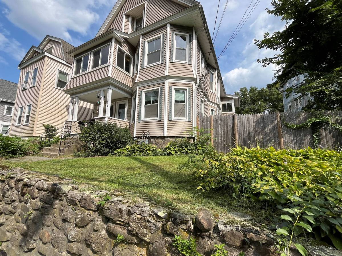 Apartment for rent at 152-154 Waverly Rd, North Andover, MA 01845