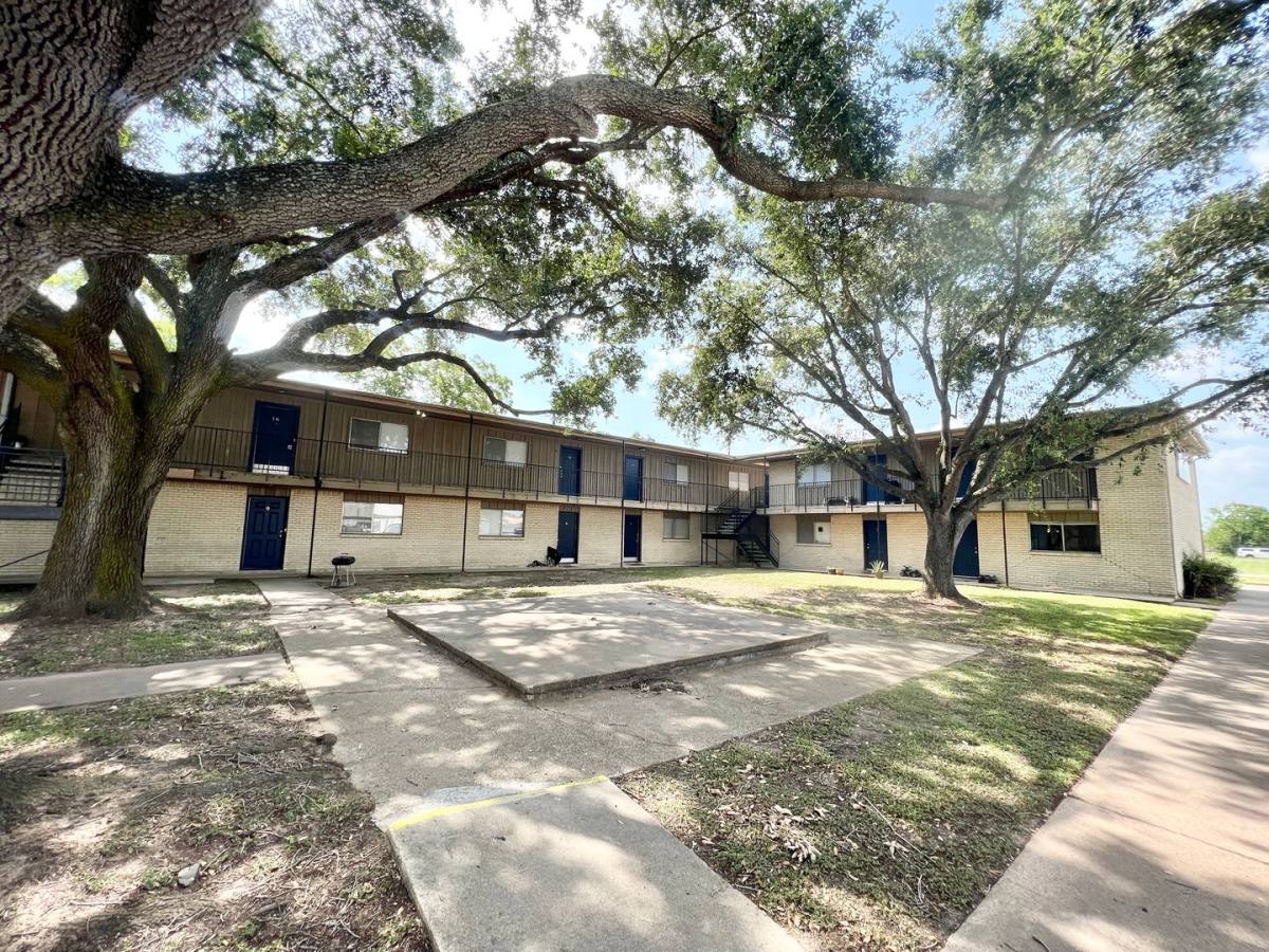 Apartment for rent at 201 S Kaysie St, Angleton, TX 77515