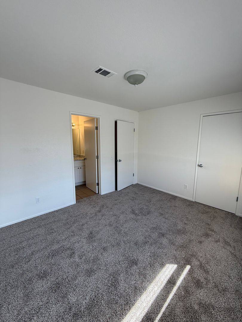 Townhouse for rent at 451 Tabor Ave, Fairfield, CA 94533