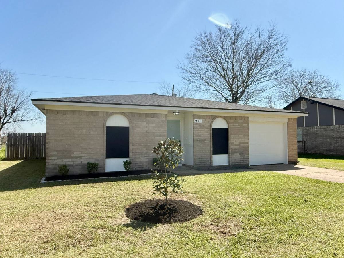 Apartment for rent at 941 S Walker St, Angleton, TX 77515