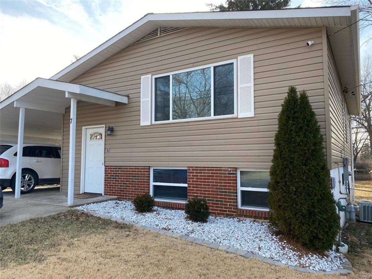 House for rent at 7 Edgeworth Ave, Maryland Heights, MO 63043