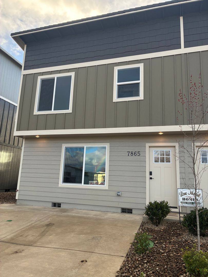 Townhouse for rent at 7865 Houston Loop, White City, OR 97503