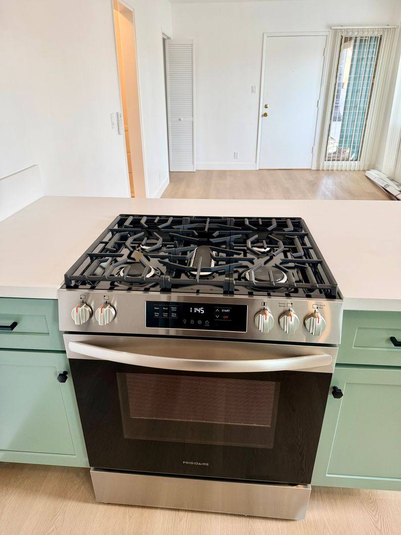 Apartment for rent at 231 Redondo Ave, Long Beach, CA 90803