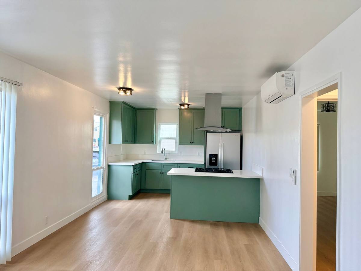 Apartment for rent at 231 Redondo Ave, Long Beach, CA 90803