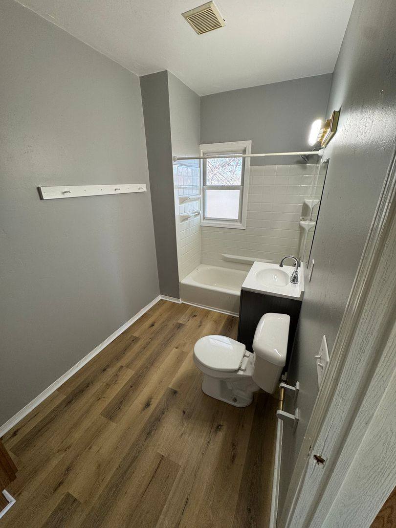 Apartment for rent at 915 S Chestnut Ave, Green Bay, WI 54304