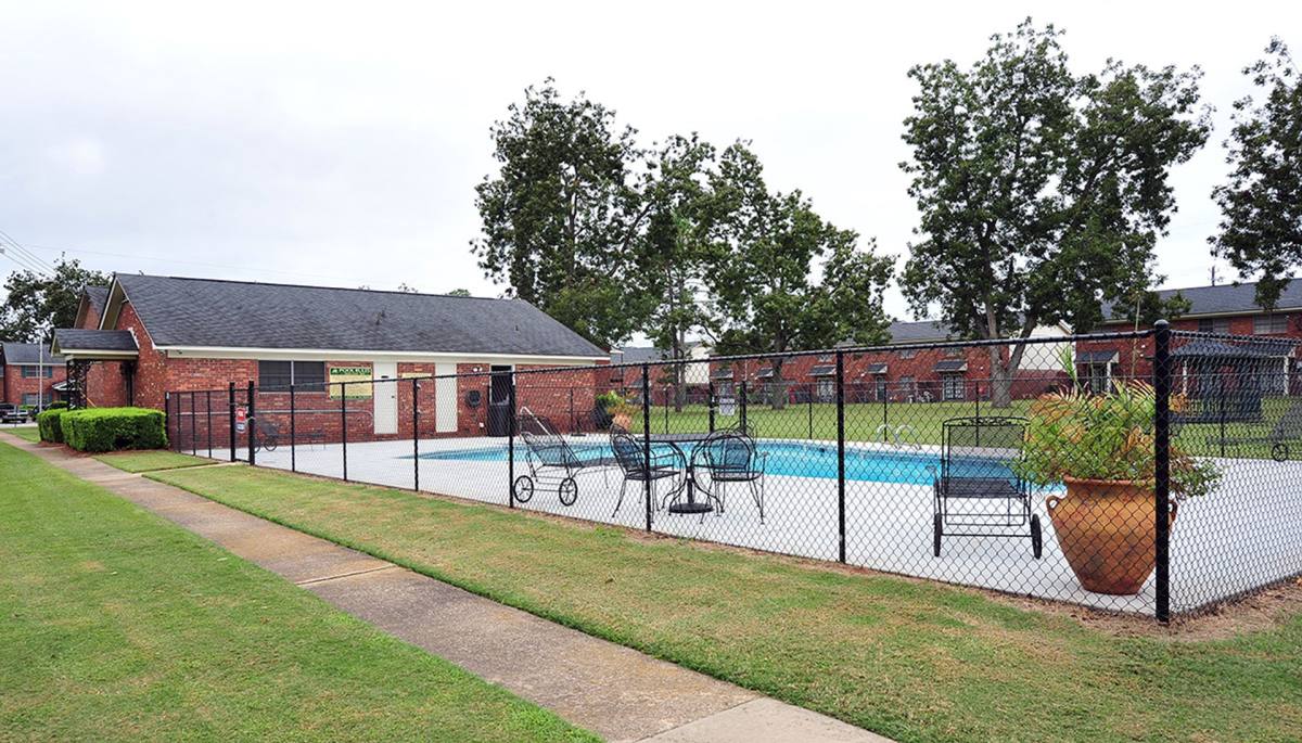 Townhouse for rent at 2103 1 2 Nottingham Way, Albany, GA 31707