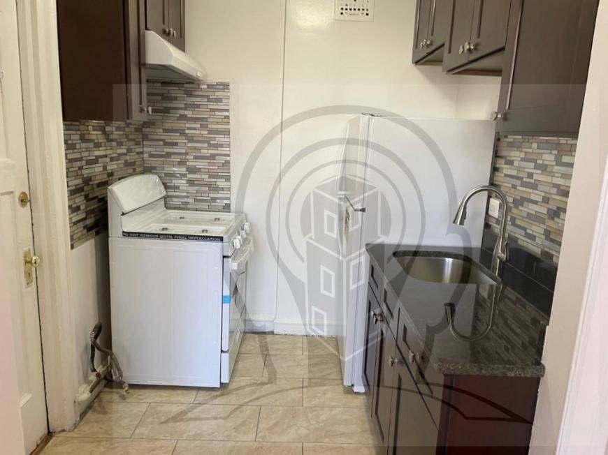 Apartment for rent at 1369 W Estes Ave #1G, Chicago, IL 60626