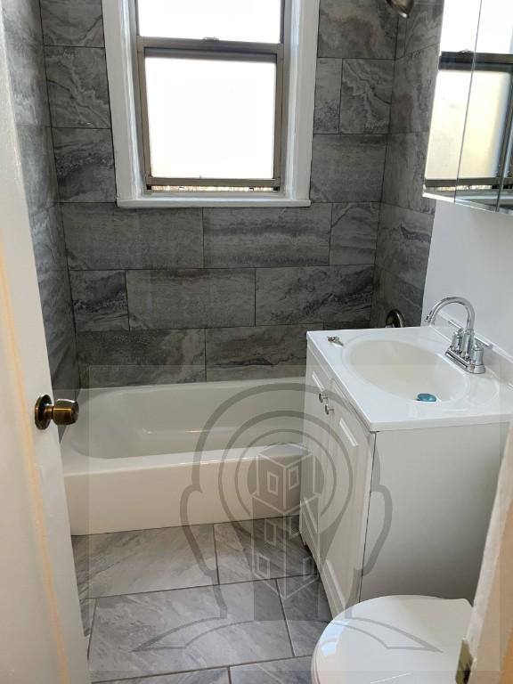 Apartment for rent at 1369 W Estes Ave #1G, Chicago, IL 60626