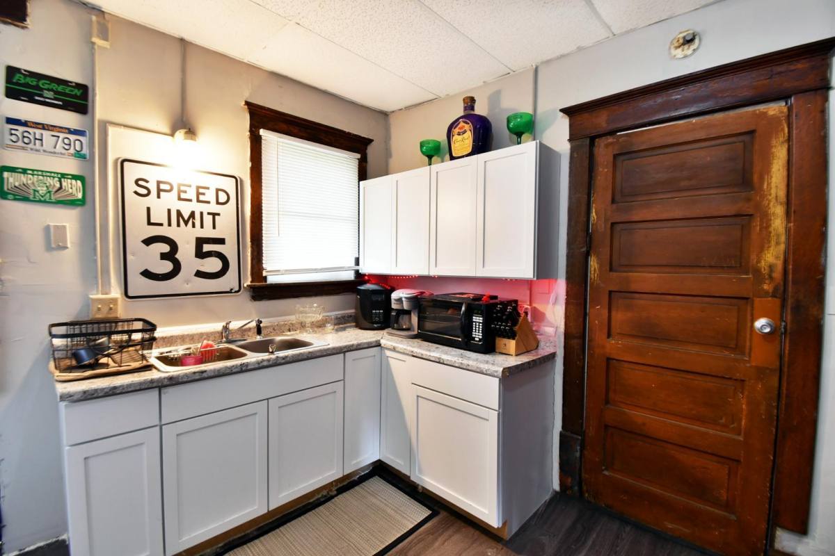 Apartment for rent at 1851 6th Ave #1, Huntington, WV 25701