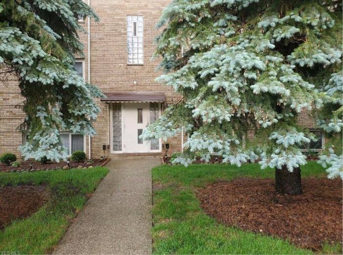 Apartment for rent at Ridgewood, 6423 Ridge Rd #1, Cleveland, OH 44129