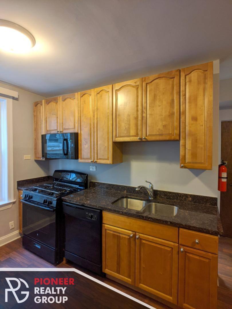 Apartment for rent at Albany Park Gardens, 5027-29 N Harding #1W, Chicago, IL 60625