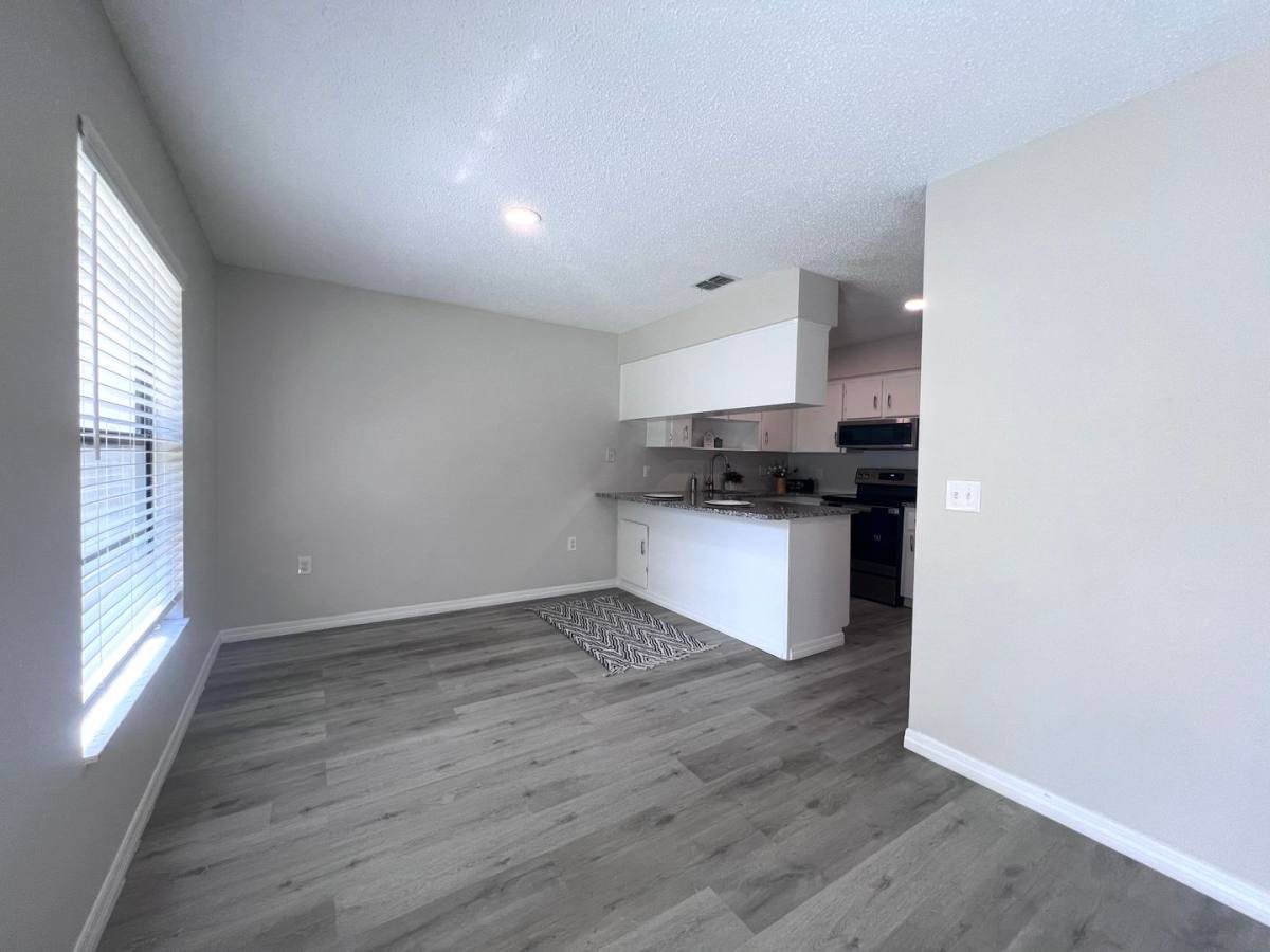 Apartment for rent at 425 S 9th St, Leesburg, FL 34748