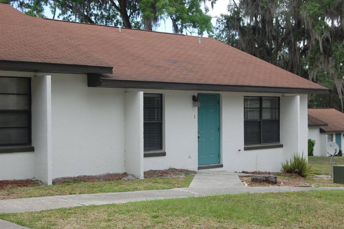 Apartment for rent at 425 S 9th St, Leesburg, FL 34748