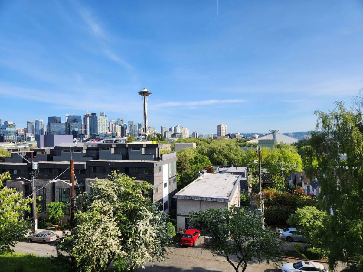 Apartment for rent at 154 Valley St, Seattle, WA 98109