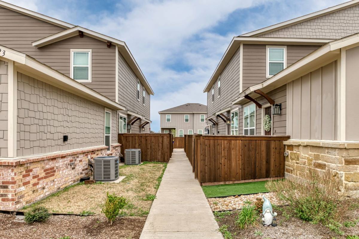 Townhouse for rent at 723 Wheatfield Dr, Venus, TX 76084