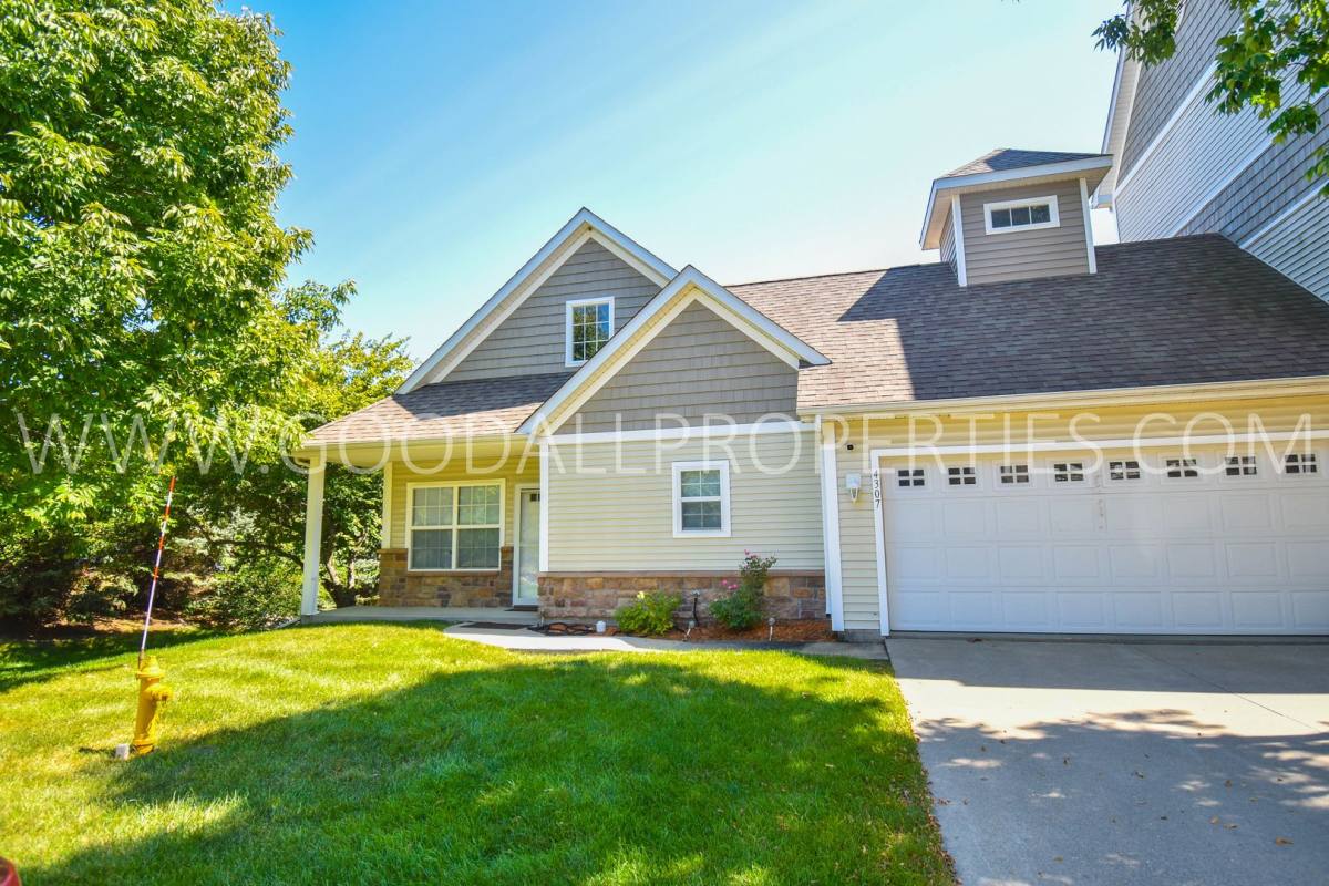 Townhouse for rent at 4307 154th St, Urbandale, IA 50323