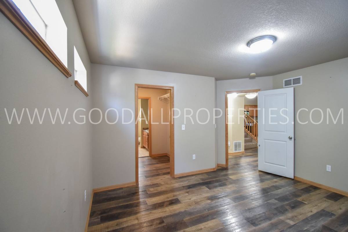 Townhouse for rent at 4307 154th St, Urbandale, IA 50323