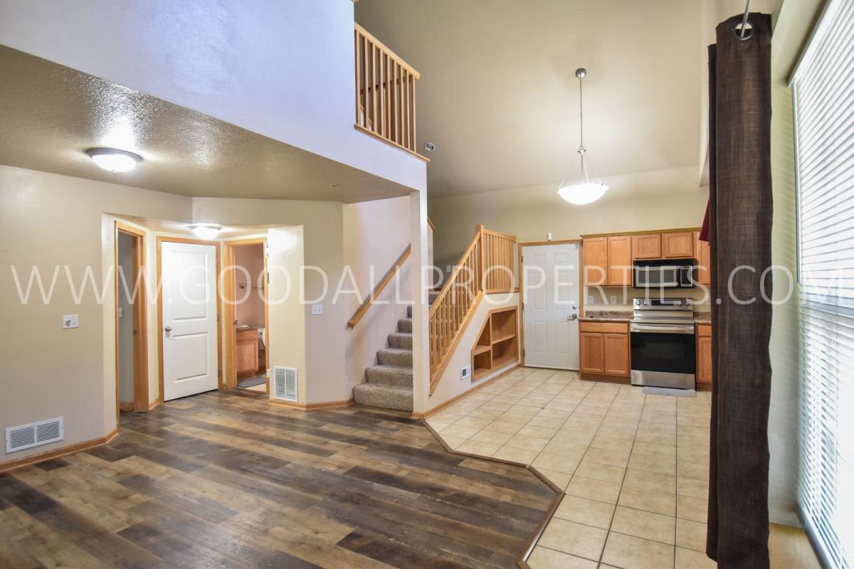Townhouse for rent at 4307 154th St, Urbandale, IA 50323