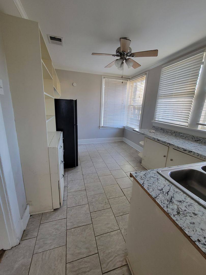 Apartment for rent at 1019 Sheridan Ave, Shreveport, LA 71104