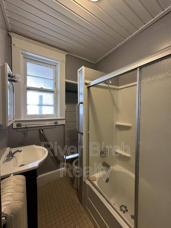 Apartment for rent at 619 S 5th St #3, Springfield, IL 62703