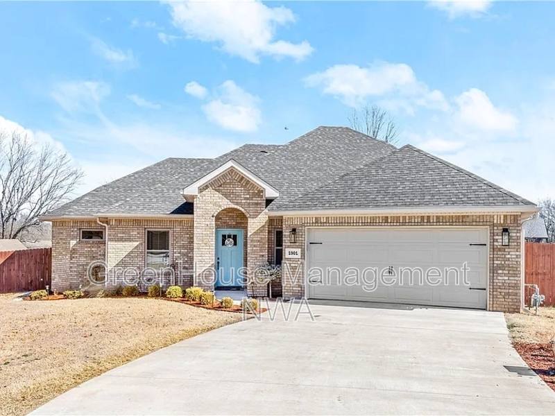 House for rent at 1901 Woodhause Circle, Pea Ridge, AR 72751