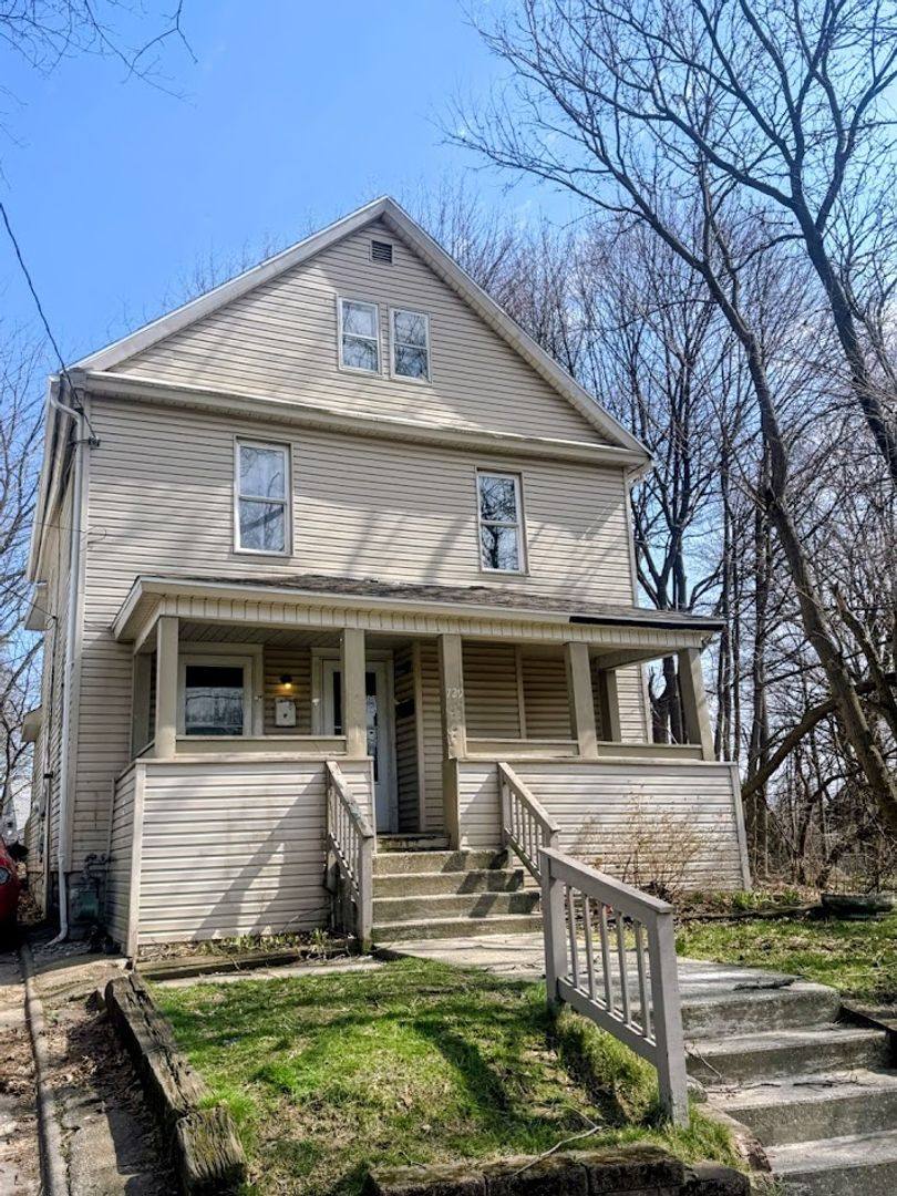 Apartment for rent at 729 Mallison Ave, Akron, OH 44307