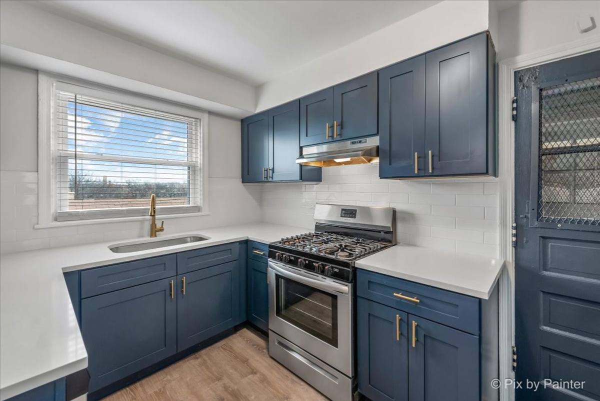 Apartment for rent at 2713 W Berwyn Ave, Chicago, IL 60625