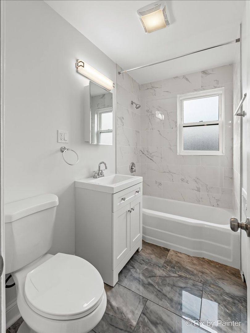Apartment for rent at 2713 W Berwyn Ave, Chicago, IL 60625