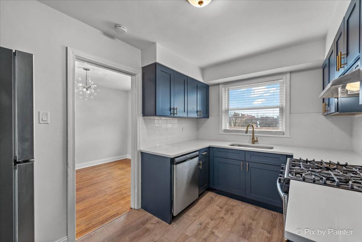 Apartment for rent at 2713 W Berwyn Ave, Chicago, IL 60625