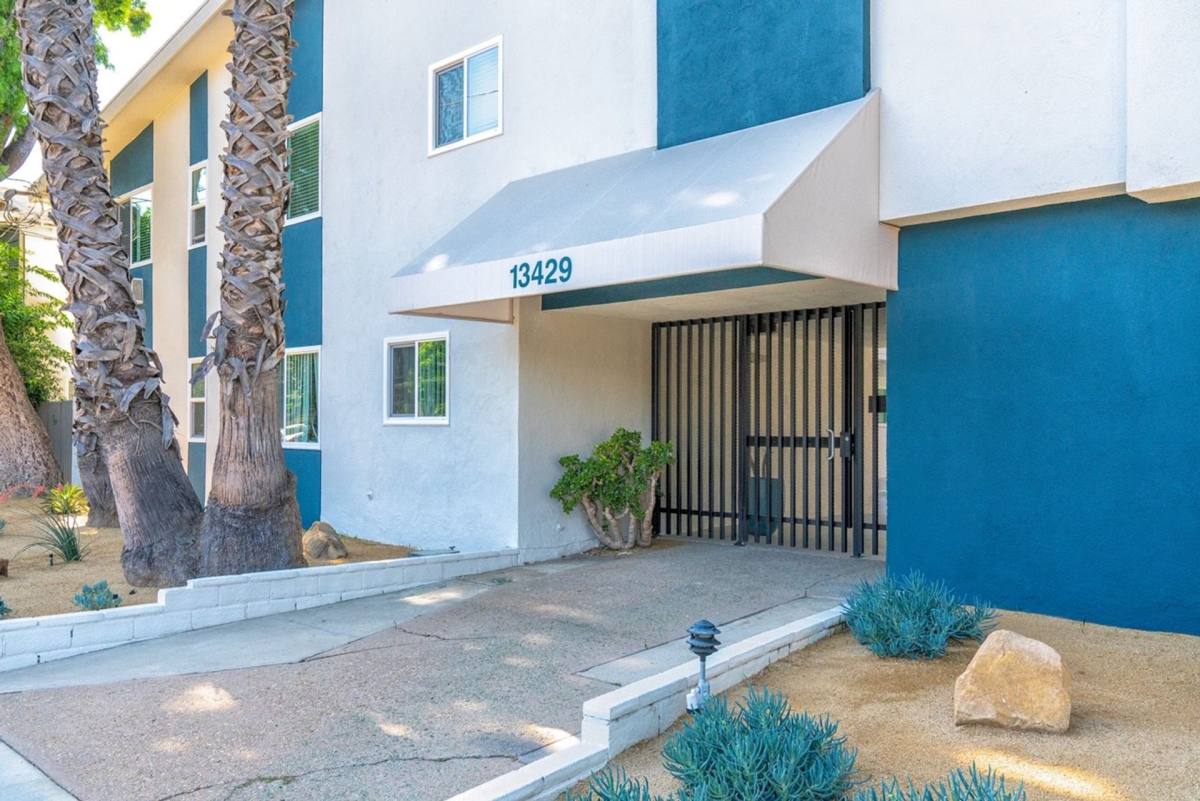 Apartment for rent at 13429 Moorpark St, Sherman Oaks, CA 91423