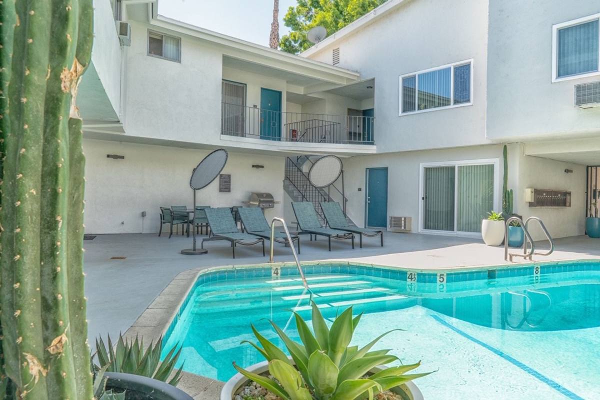Apartment for rent at 13429 Moorpark St, Sherman Oaks, CA 91423